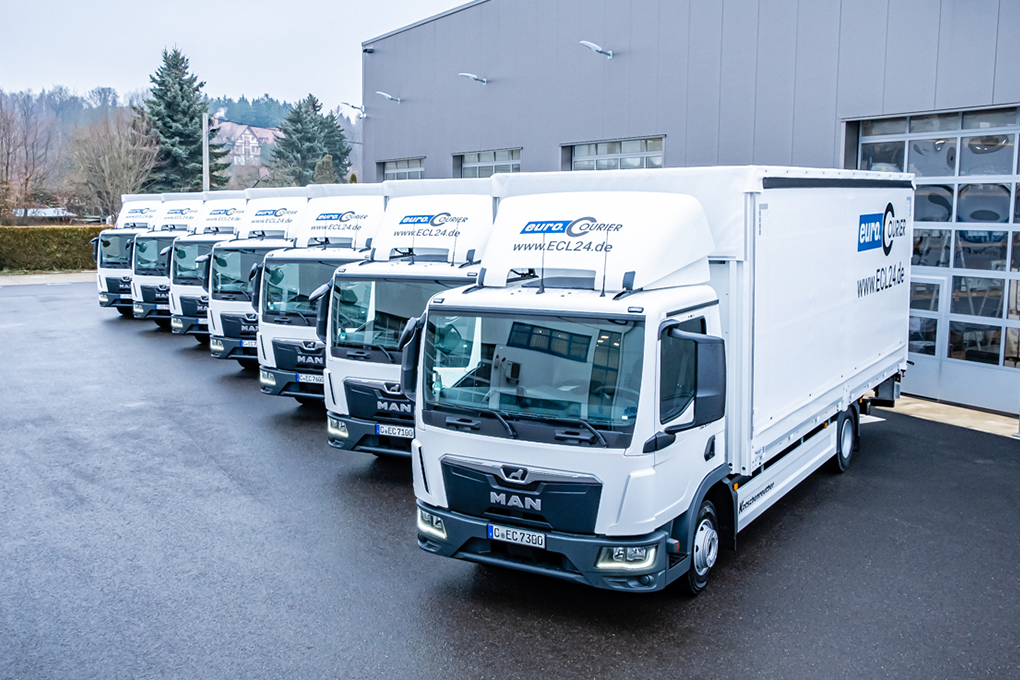 Sieben auf einen Streich, sieben neue LKW konnte euro.COURIER kurz vor dem Jahreswechsel in Empfang nehmen.