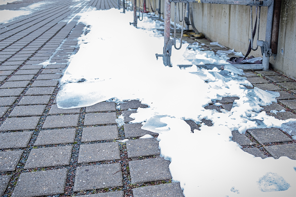 Abgeräumtes Eis an der Eisbrücke für LKW.