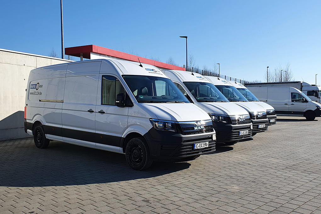 Vier neue MAN TGE mit dem Logo von euro.COURIER warten auf engagierte Kraftfahrer für die Region in Sachsen.