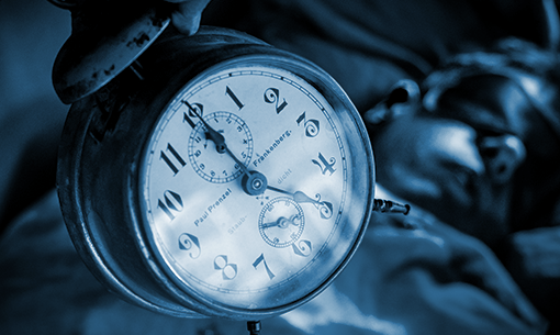 Alter Wecker symbolisiert Pünktlichkeit bei Direktfahrten in ganz Europa.