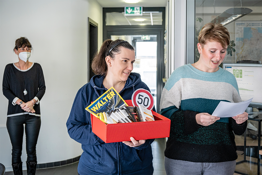 Mitarbeiter gratulieren zum Geburtstag des Transportunternehmers in Chemnitz.