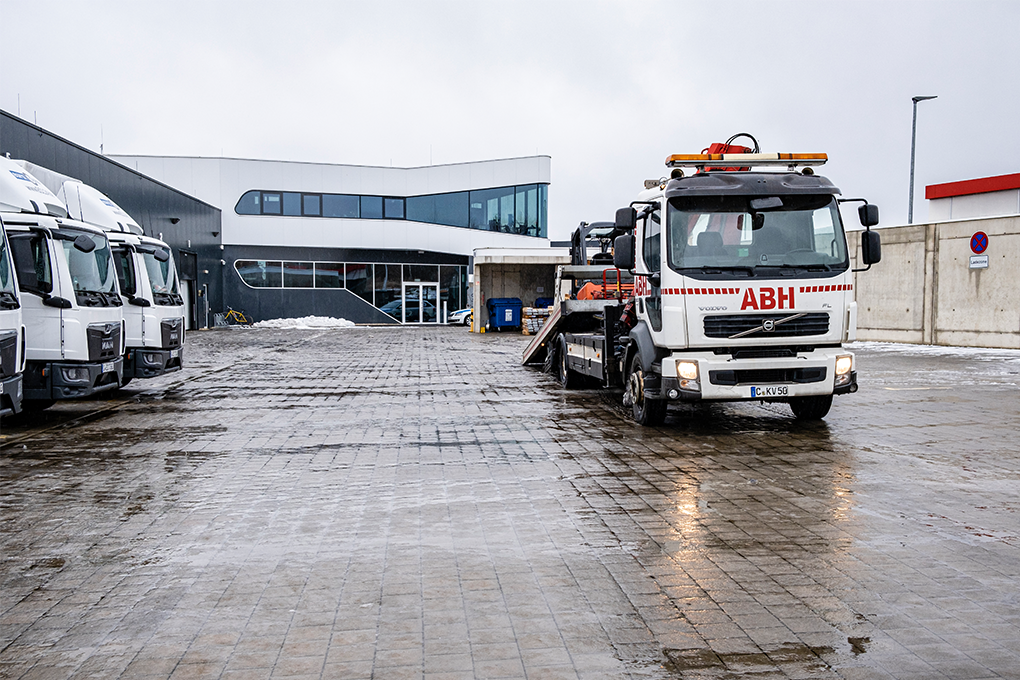 Abschleppfahrzeug transportiert Stapler vom Firmengelände von ECL.