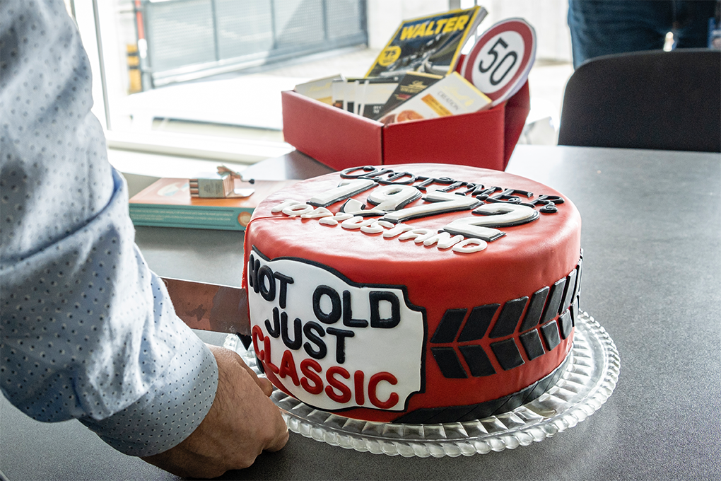 Die Torte mit dem Spruch, "not old, just classic" wird angeschnitten.