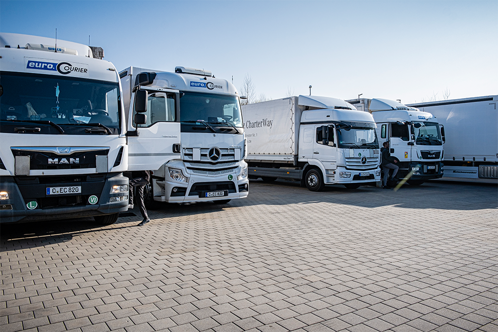 Auch die LKW-Flotte wird fit für den Sommer gemacht. Alle Kraftfahrer helfen mit und sind fleißig dabei.