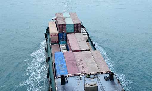 Seecontainer auf Frachtschiff sind Teil der internationalen Logistikketten.