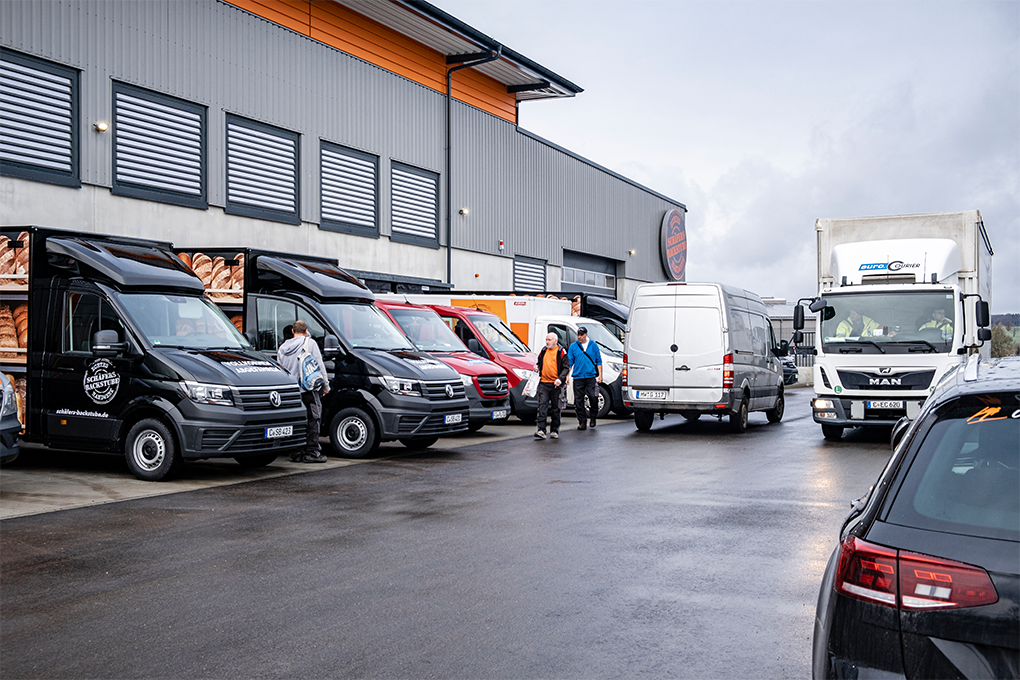 Ein LKW von euro.COURIER vor dem Neubau der Grossbäckerei Schäfers Backstube in Chemnitz.