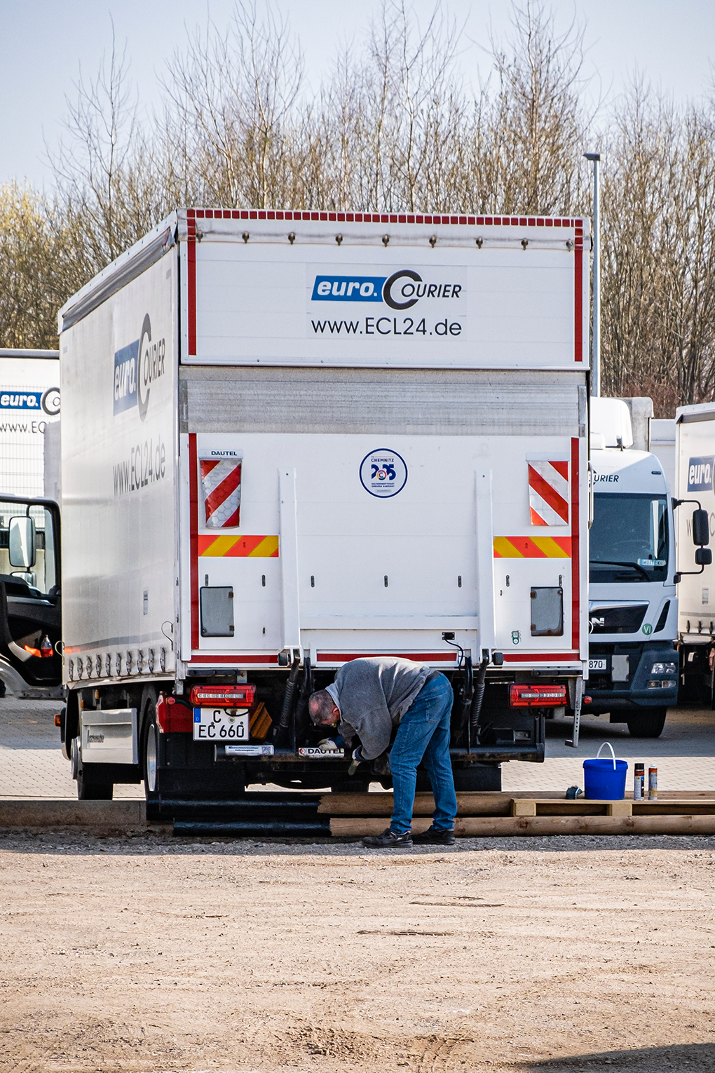 Am Heck des LKW werden Reparaturen durchgeführt, um immer einsatzbereit für Direktfahtren zu sein.