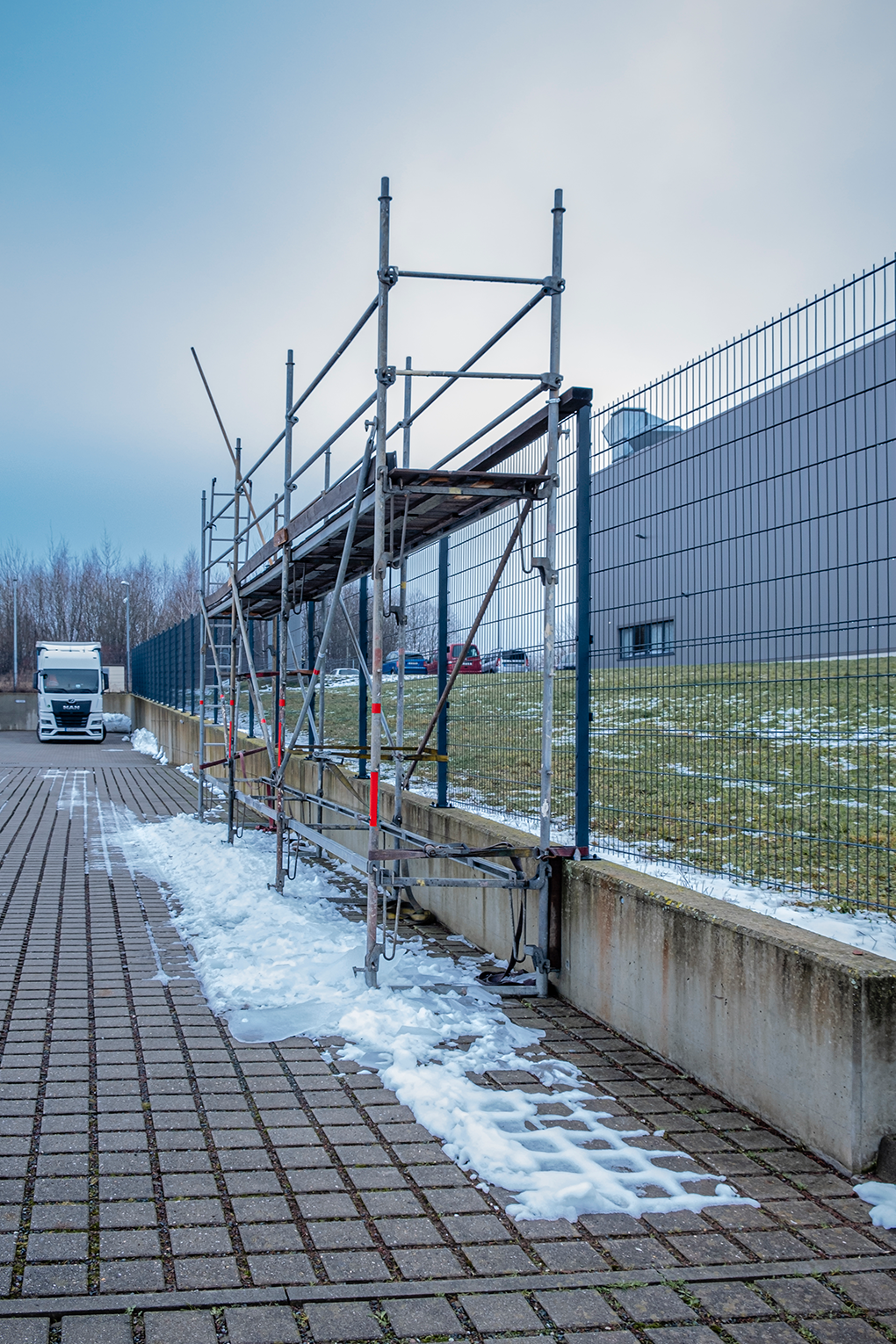 Eine provisorische Eisbrücke zum entfernen von Schnee und Eis von LKW-Planen. Für mehr Sicherheit im Straßenverkehr.