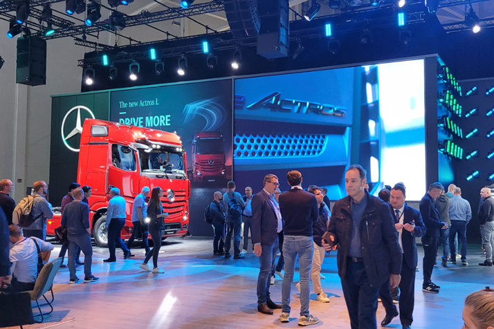 Auf der IAA Transportation 2022 Messe in Hannover stellte Mercedes-Benz seine elektrischen LKW für den Nahverkehr  zum Beispiel im Bereich Kurierdienst vor.