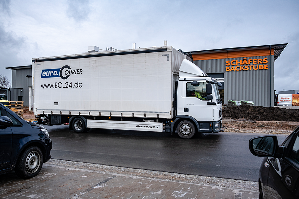 Ein LKW von euro.COURIER vor dem Neubau der Grossbäckerei Schäfers Backstube in Chemnitz.