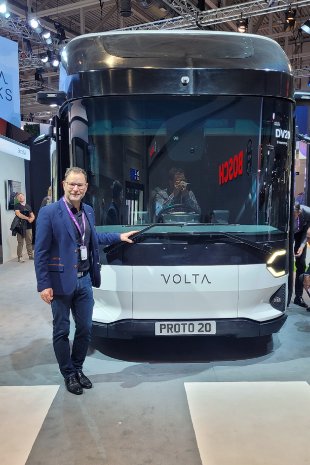 Der CEO von euro.COURIER testet den alternativ angetriebenen LKW vom neuen Nutzfahrzeughersteller VOLTA.