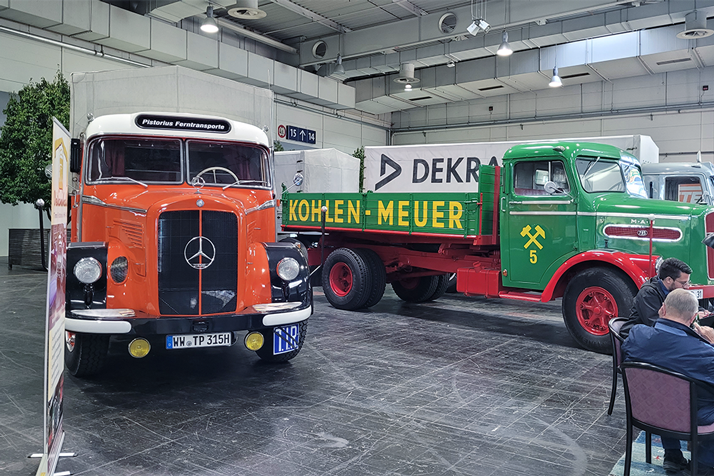 Oldtimer im Bereich der Fernverkehrs der 1950er Jahre werden auf der IAA Nutzfahrzeug Messe ausgestellt.