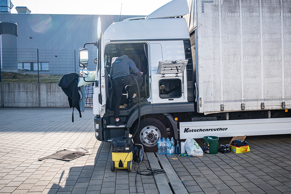 Lastkraftwagen wird mit Kärcher Nassstaubsauger gereinigt, damit auch innen alles glänzt.