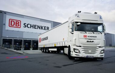 Sattelzug von DB Schenker steht vor Logistikhalle