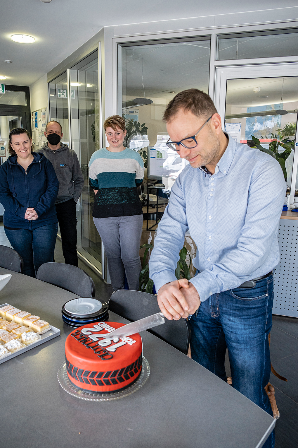 Fünfzigähriger Geburtstag des Geschäftsführers von ECL euro.COURIER Logistics Chemnitz beim Anschnitt der Geburtagstorte.