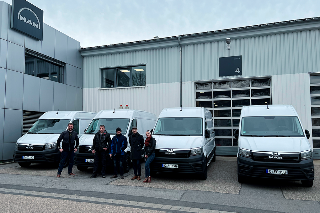 Der Fuhrpark wird um vier neue MAN TGE erweitert. Diese Fahrzeuge werden im Overnight und Paketdienst in Chemnitz zum Einsatz kommen.