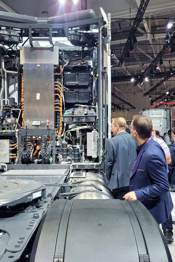 Wasserstoff-Brennstoffzellen wurden im Bereich der 40t Sattelzugmaschinen als Umbau von klassische Trucks auf der IAA vorgestellt.