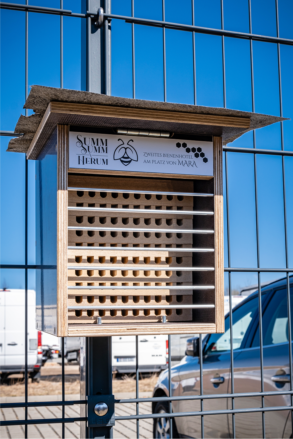 Ein kleines Bienenhotel für wilde Mauerbienen am Zaun vom Firmengelände euro.COURIER in Chemnitz bei Sonnenschein.